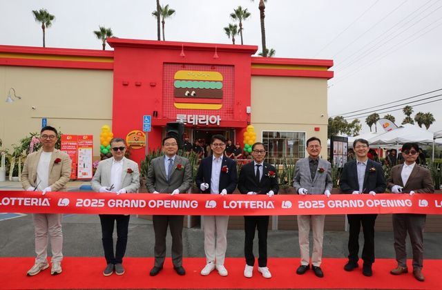 롯데리아가 지난 14일(현지시각) 미국 캘리포니아주 오렌지 카운티 내 풀러튼 시티에 1호점인 롯데리아 풀러튼점 오픈식을 진행했다./롯데GRS 제공.