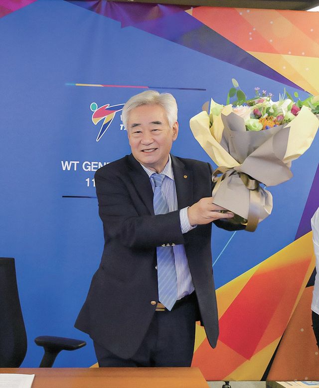 조정원 총재가 2021년 화상 총회로 당선된 뒤 기념 촬영하고 있다. /세계태권도연맹 제공