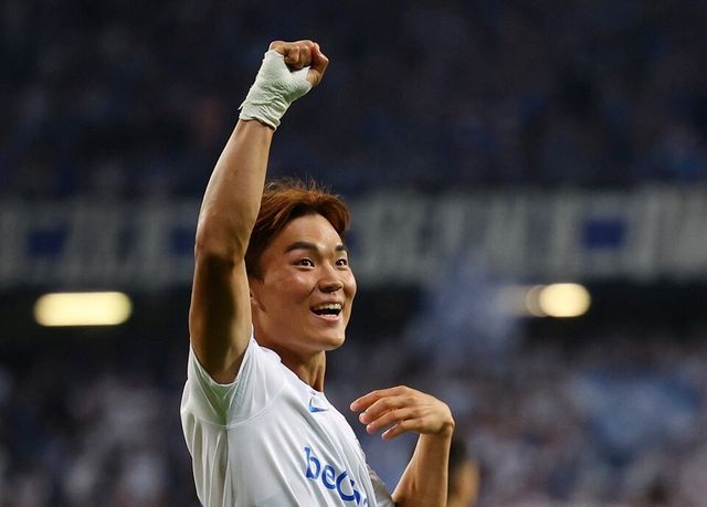 오현규가 22일 UEL PO 1차전에서 자책골을 유도한 뒤 기뻐하고 있다. /연합뉴스