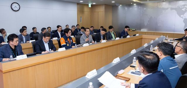 장인화 포스코그룹 회장이 22일 포스코센터에서 열린 그룹 안전 특별점검회의에서 참석자들과 안전 혁신 방안에 대해 논의하고 있다./포스코홀딩스