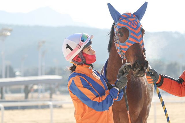 '마이티젬'의 자마 '마이티러브'와 김태희 기수. /한국마사회 제공