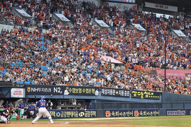 &nbsp;8일 서울 잠실야구장에서 열린 프로야구 한화 이글스와 LG 트윈스의 경기가 매진을 기록해 관중으로 가득 차 있다. /연합뉴스