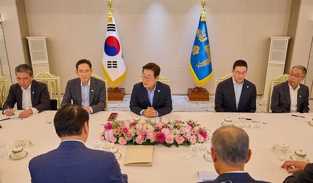 이재명 대통령이 지난 19일 서울 용산 대통령실 청사에서 미일 순방 경제인 간담회를 하고 있다.&nbsp;오른쪽부터 박지원 두산그룹 부회장 겸 두산에너빌리티 회장, 구광모 LG그룹 회장, 이 대통령, 이재용 삼성전자 회장, 장재훈 현대차 부회장./연합뉴스&nbsp;