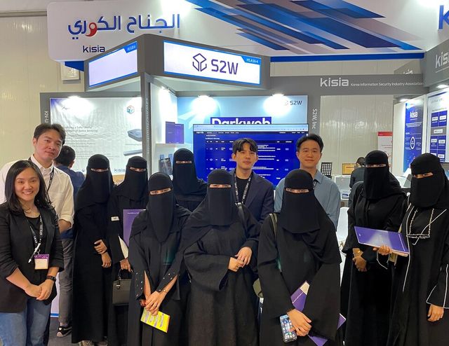 국제기술전시회 2024에 참가한 S2W 임직원들이 현지 방문객과 기념촬영을 하고 있다./S2W