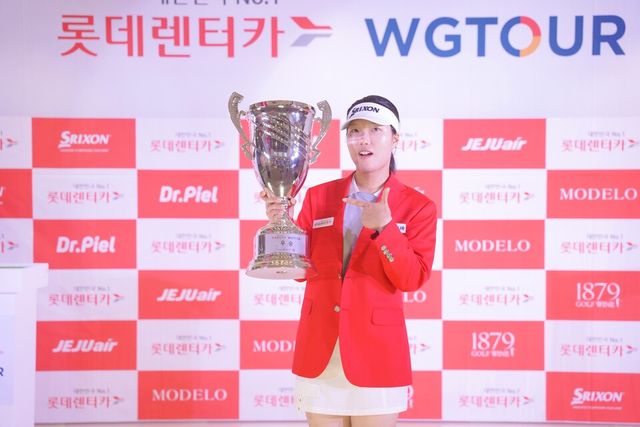지난 24일 대전 골프존조이마루에서 열린 메이저대회 '2025 롯데렌터카 WGTOUR’ 6차 대회 우승자 심지연이 우승트로피를 들고 기념사진을 촬영하고 있다. /골프존 제공