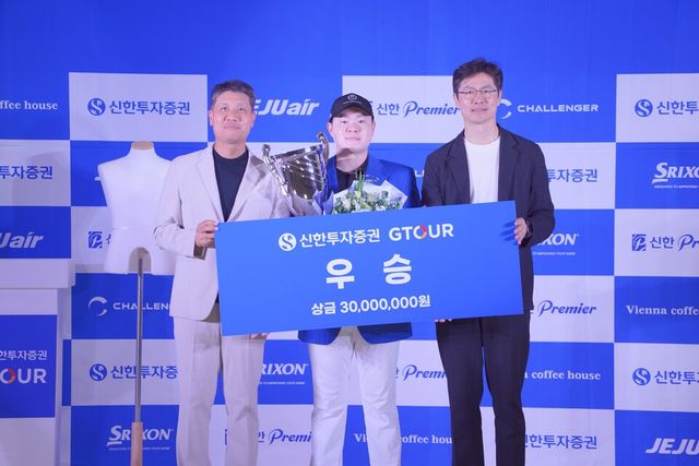 지난 23일 대전 골프존조이마루에서 열린 메이저대회 ‘2025 신한투자증권 GTOUR’ 6차 대회 시상식에서 (왼쪽부터)골프존 박강수 대표, 우승자 박찬희, 신한투자증권 자산관리영업본부 박세현 본부장이 기념사진을 촬영하고 있다. /골프존 제공
