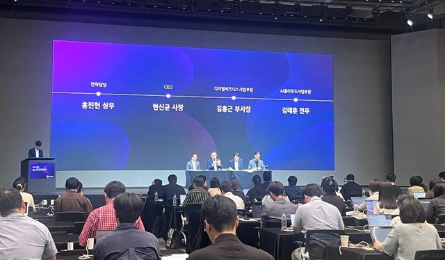 홍진헌 전략담당 상무(좌), 현신균 사장, 김홍근 디지털비즈니스사업부장(부사장), 김태훈 AI클라우드사업부장(전무)./박정현 기자