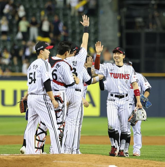 LG 선수단이 19일 롯데전 승리 후 하이파이브하고 있다. /LG 트윈스 제공