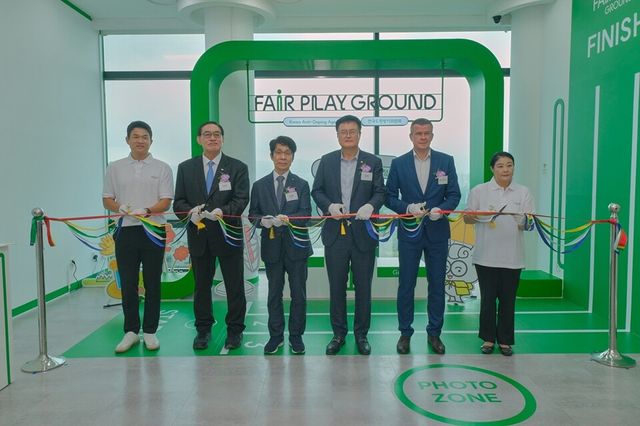 김동현 선수위원(왼쪽부터), 하형주 국민체육진흥공단 이사장, 양윤준 KADA 위원장, 김대현 문체부 제2차관, 위톨드 반카 WADA 회장, 김나라 선수위원장이 리본컷팅식을 앞두고 기념 촬영하고 있다. /한국도핑방지위원회 제공