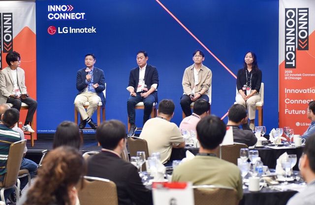 노승원 CTO(왼쪽 두 번째)를 비롯한 LG이노텍 관계자들이 최근 미국 시카고 하얏트 리젠시 호텔에서 열린 인재 채용 행사 ‘이노 커넥트(Inno Connect)’에서 참석 인재들과 질의응답을 진행하고 있다./LG이노텍