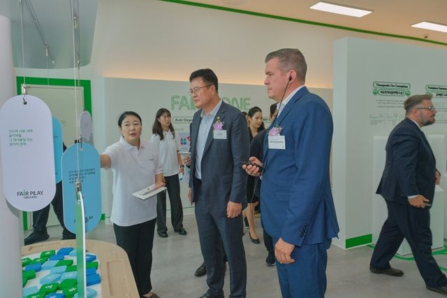 김나라 선수위원장(왼쪽부터)이 김대현 문체부 제2차관과 위톨드 반카 WADA 회장에게 FPG 프로그램을 설명하고 있다. /한국도핑방지위원회 제공