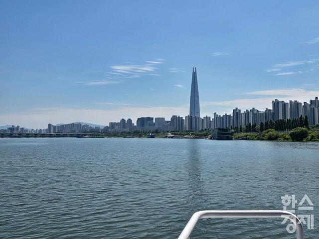 한강버스 야외 갑판에서 본 서울 롯데월드타워 모습. /박종민 기자