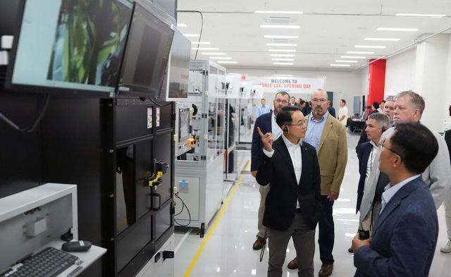 지난 26일 두산밥캣의 배터리 팩 R&D 거점인 이포스 랩(eFORCE LAB) 출범식 행사에 참석한 임직원들이 라인 투어를 하며 연구설비를 둘러보고 있다./두산밥캣