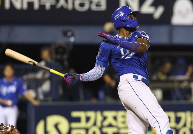 디아즈가 27일 서울 잠실구장에서 열린 두산 베어스와 원정 경기에서 시즌 42호 홈런을 쏘아 올리고 있다. /삼성 라이온즈 제공