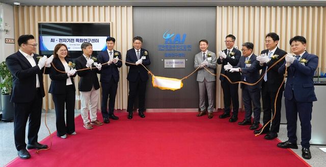 한국항공우주산업(KAI)은 지난 27일 한국과학기술원(KAIST) 내 대전 연구센터에서 네이버클라우드 김성배 이사, 펀진 김득화 총괄대표, 한양대 김선우 교수, 한화시스템 박혁 전무, 한화시스템 곽종우 부사장, KAI 차재병 부사장, KAIST 조병관 연구처장, KAI 최종원 상무, 펀진 김정훈 사장, KAIST 이정률 학과장(왼쪽부터)이 참석한 가운데 ‘AI-전자기전 특화연구센터’ 개소식을 개최했다./KAI