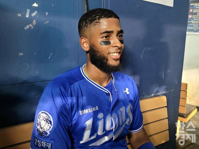 디아즈가 26일 경기 후 더그아웃에서 인터뷰를 앞두고 포즈를 취하고 있다. /신희재 기자