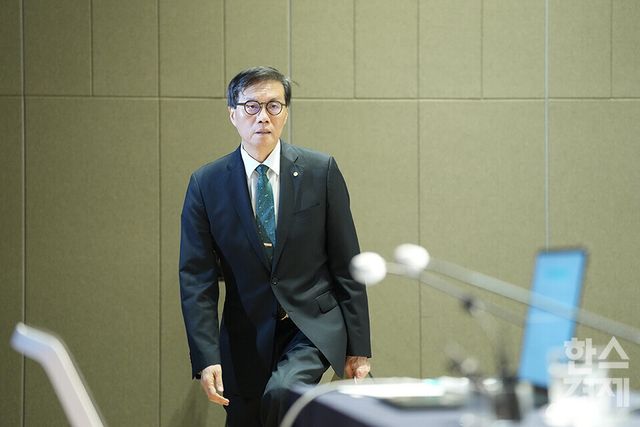 이창용 한국은행 총재가 28일 서울 중구 한국은행에서 열린 통화정책방향 기자간담회에 참석하고 있다. /최대성 기자 dpdaesung@sporbiz.co.kr 2025.08.28.