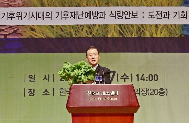 홍문표 aT 사장이 2025 세계기후환경포럼에서 기조강연 중 배추 신품종 ‘하라듀’를 소개하고 있다. /사진=aT