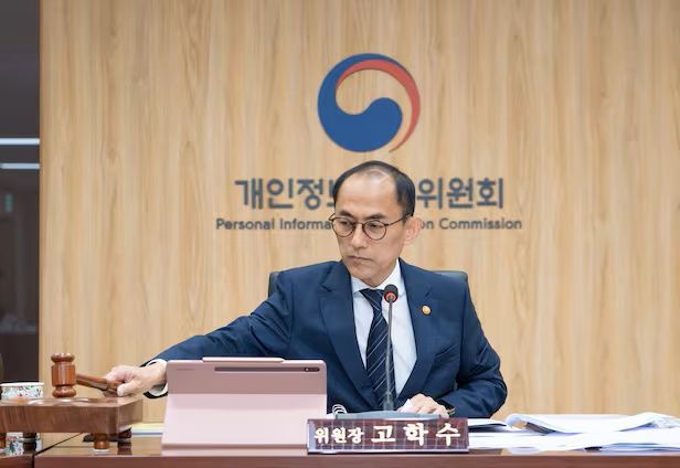 고학수 개인정보보호위원회 위원장이 지난 27일 오후 서울 종로구 정부서울청사에서 개최된 2025년 제18회 개인정보보호위원회 전체회의에서 의사봉을 두드리고 있다./개인정보위 제공