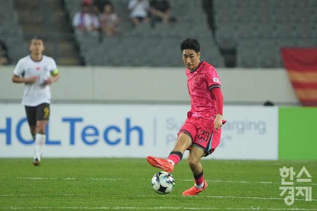 서민우가 경기도 용인미르스타디움에서 열린 2025 동아시아축구연맹(EAFF) E-1 풋볼 챔피언십 중국과의 개막 경기서 패스를 시도하고 있다. /용인=최대성 기자
