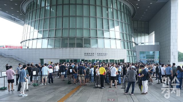 많은 관람객들이 29일 서울 용산구 국립중앙박물관을 찾고 있다. 국립중앙박물관에 따르면 지난 25일까지 올해 박물관을 찾은 관람객이 418만 9822명으로 잠정 집계됐다. 특히 넷플릭스의 ‘케이팝 데몬 헌터스’(케데헌) 영향으로 한국 문화에 관한 관심이 높아진 외국인들의 방문이 크게 영향을 미친 것으로 보인다. /최대성 기자 dpdaesung@sporbiz.co.kr 2025.08.29.