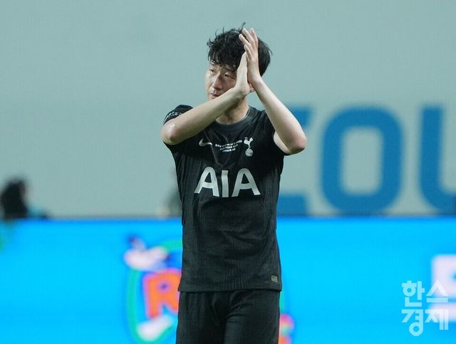 손흥민이 벤치로 물러나면서 팬들에게 박수를 보내고 있다. /최대성 기자