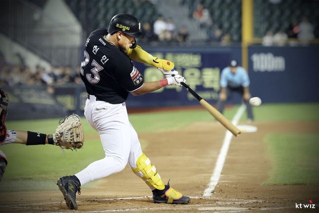 안현민이 30일 LG전 타격하고 있다. /KT 위즈 제공