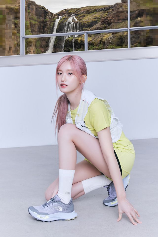 ‘벡티브 엔듀리스 4’와 ‘써밋 런 베스트 5’, ‘아이스 페이스 쇼츠’를 착용한 노스페이스 홍보대사 이서. /노스페이스 제공