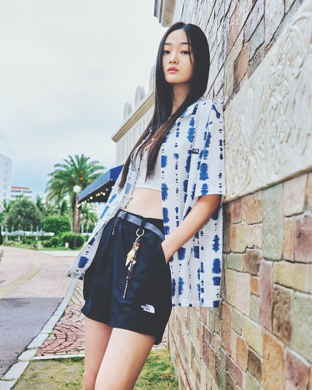 ‘트로픽 반팔셔츠’와 ‘워크웨이 쇼츠’를 착용한 노스페이스 홍보대사 신현지. /노스페이스 제공