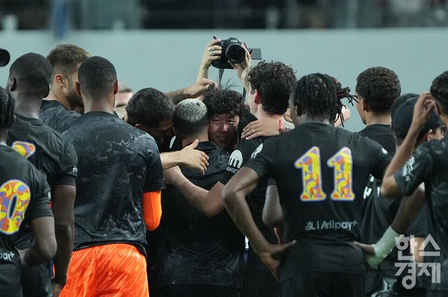 토트넘 손흥민이 3일 오후 서울 상암월드컵경기장에서 열린 2025 쿠팡플레이 시리즈 2차전 뉴캐슬과의 경기를 마친 후 동료들에게 안기고 있다. /최대성 기자 dpdaesung@sporbiz.co.kr 2025.08.03.