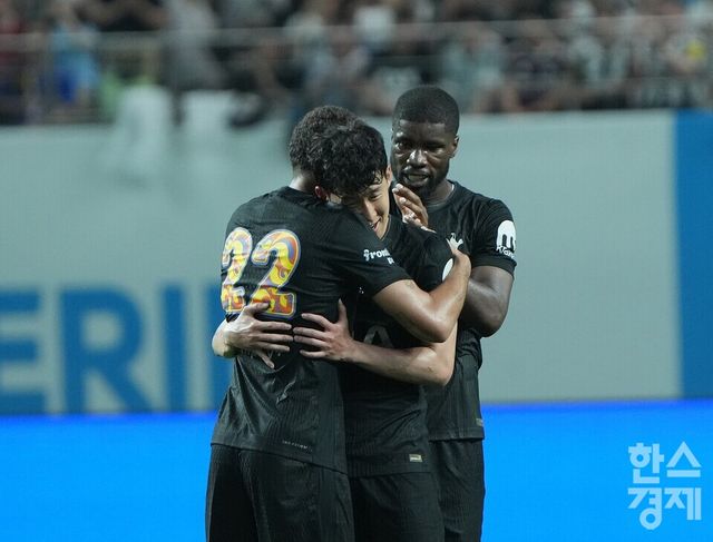 손흥민이 교체아웃 전 토트넘 홋스퍼 동료들과 포옹하고 있다. /최대성 기자