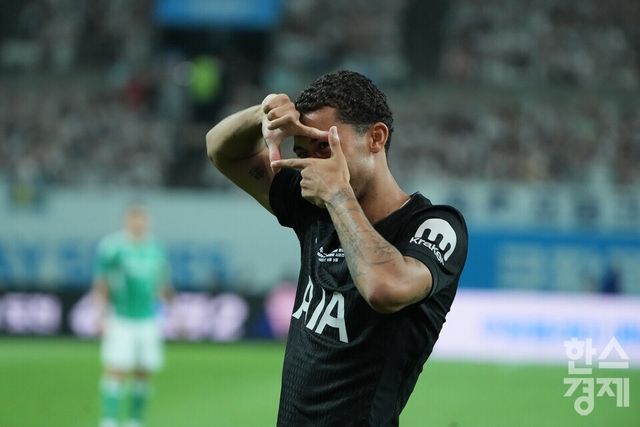 토트넘 홋스퍼의 브레넌 존슨이 골을 넣은 뒤 손흥민의 찰칵 세리머니를 펼치고 있다. /최대성 기자