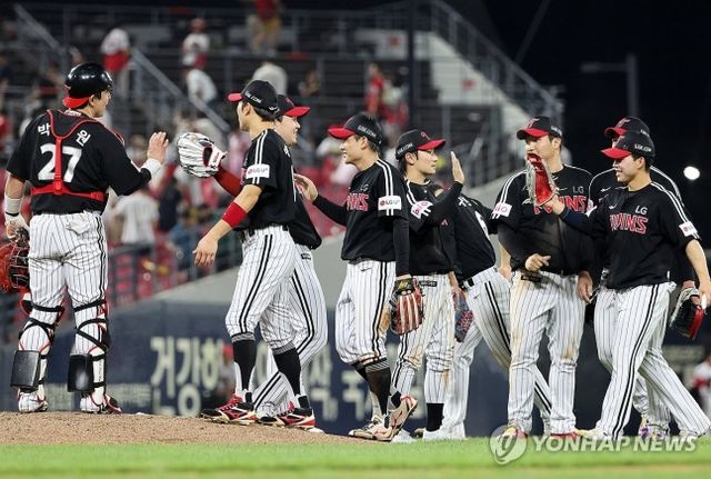 LG 트윈스 선수들이 기뻐하고 있다. /연합뉴스