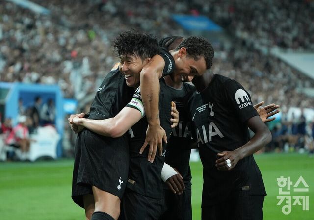 손흥민이 토트넘 홋스퍼의 선제골을 넣은 브레넌 존슨을 안아주고 있다. /최대성 기자