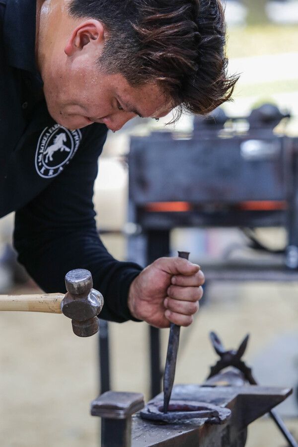 구슬땀을 흘리며 작업하는 장제사. /한국마사회 제공