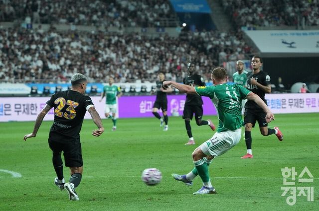 뉴캐슬 유나이티드의 반스가 동점골을 터뜨리고 있다. /최대성 기자