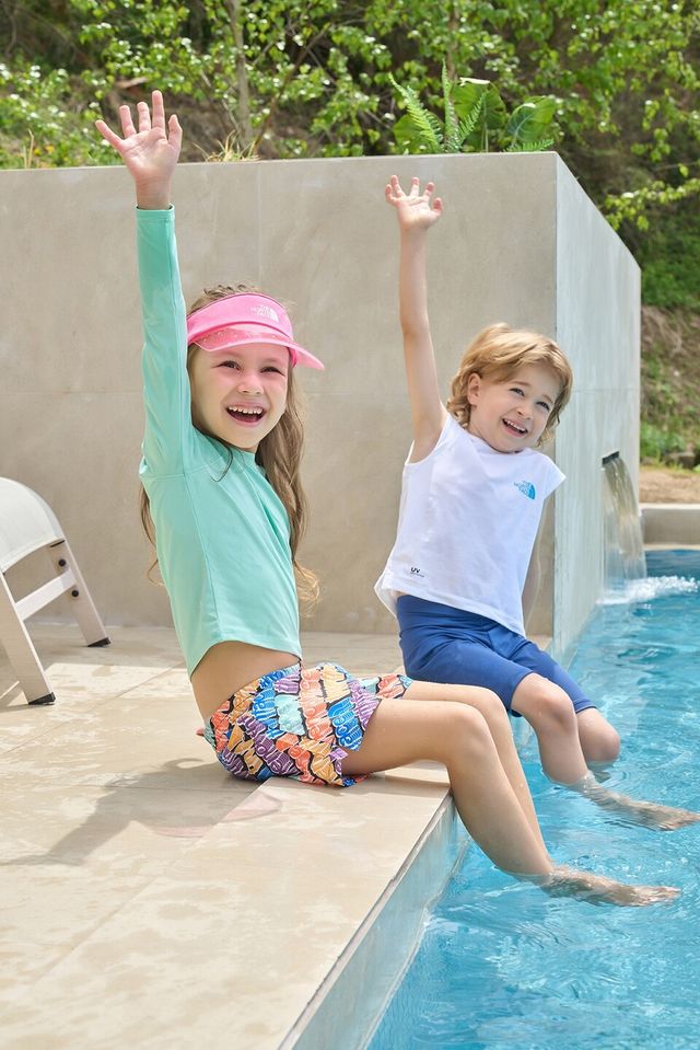 ‘키즈 클래스 브이 패스파인더 세트(왼쪽)’와 ‘키즈 서프사이드 시리즈’를 착용한 노스페이스 어린이 모델들의 모습. /노스페이스 제공