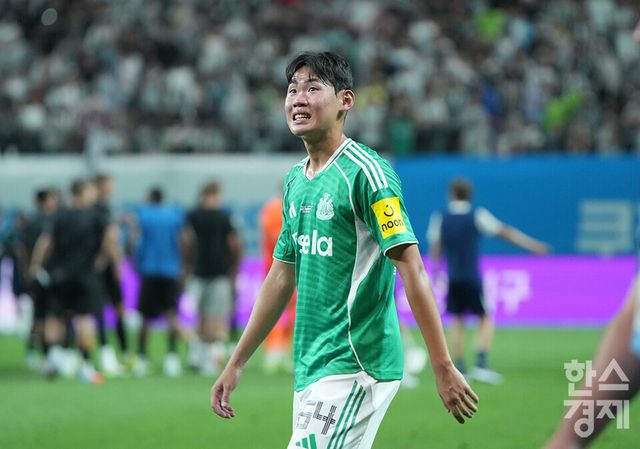 뉴캐슬 박승수가 3일 오후 서울 상암월드컵경기장에서 열린 2025 쿠팡플레이 시리즈 2차전 토트넘과의 경기를 마친 후 팬들에게 인사하고 있다. /최대성 기자 dpdaesung@sporbiz.co.kr 2025.08.03.