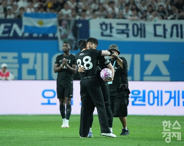 배우 박서준이 시축을 한 뒤 손흥민과 포옹하고 있다. /최대성 기자