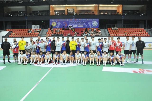 한국 선수단(흰색 유니폼)이 대회 준결승전 상대인 대만 선수단과 기념 촬영하고 있다. /아시아핸드볼연맹 페이스북 갈무리