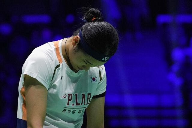 안세영이 천위페이와 준결승전 도중 고개를 숙이고 있다. /연합뉴스