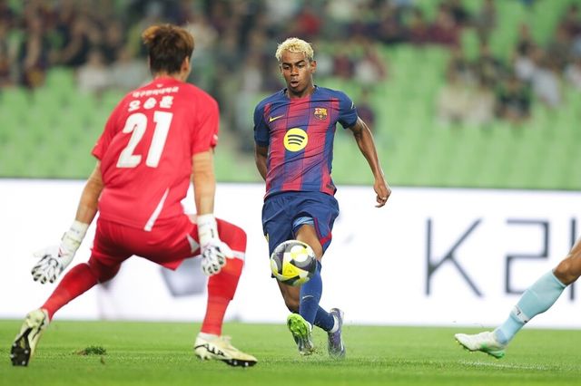 야말이 오승훈을 앞에 두고 슈팅을 시도하고 있다. /디드라이브 제공