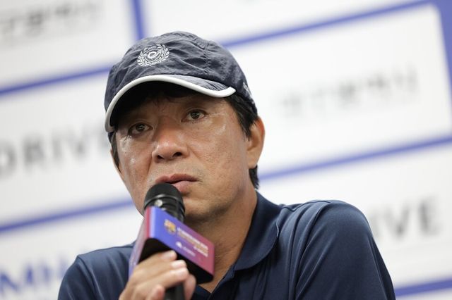 김병수 감독이 바르셀로나전 직후 기자회견에서 답변하고 있다. /디드라이브 제공