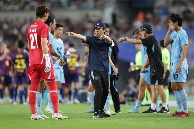 김병수 감독(가운데)이 바르셀로나전 도중 선수들에게 지시 사항을 전달하고 있다. /디드라이브 제공
