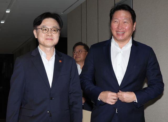 김정관 산업통상자원부 장관(왼쪽)과 최태원 대한상공회의소 회장이 4일 서울 대한상의 회관에서 만나 대화하며 이동하고 있다./연합뉴스