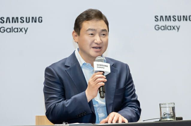 노태문 DX부문장 직무대행 사장이 뉴욕에서 열린 갤럭시 언팩 기자 간담회에서 발표하고 있다./ 삼성전자