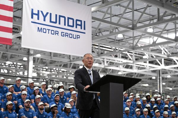 지난달 26일(현지시각) 미국 조지아주 엘라벨에 위치한 ‘현대자동차그룹 메타플랜트 아메리카(HMGMA)’ 준공식에서 정의선&nbsp;현대자동차그룹&nbsp;회장이&nbsp;환영사를&nbsp;하고&nbsp;있다. / 현대자동차그룹