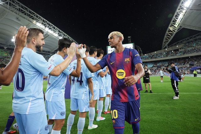 라마스(왼쪽)와 야말이 경기 전 하이파이브하고 있다 /디드라이브 제공