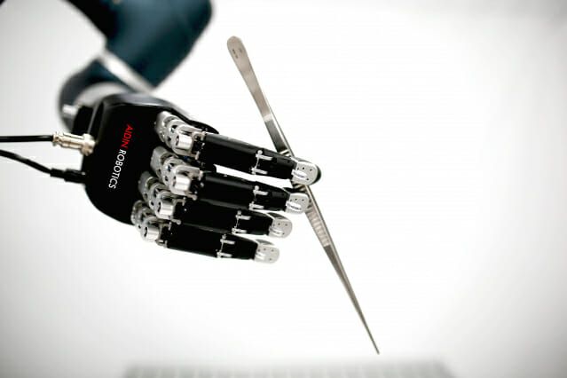 에이딘로보틱스 인간형 로봇핸드가 수술용 핀셋 도구를 집고 있다./에이딘로보틱스