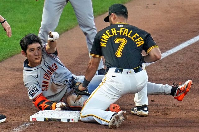 이정후(왼쪽)가 5일 피츠버그전 2타점 3루타를 친 뒤 카메라를 응시하고 있다. /연합뉴스